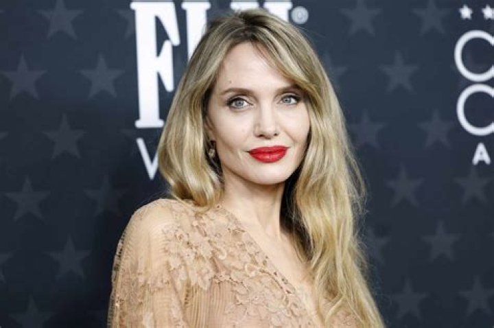 Angelina Whiteの名前表記ゆれと検索語の違いを示すイメージ